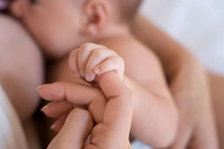 Como saber se a coluna do bebê está normal​?