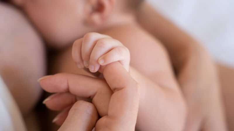 Como saber se a coluna do bebê está normal​?
