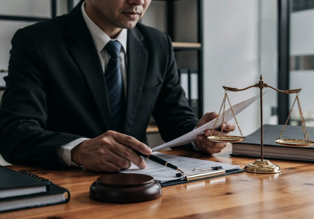 Por que deve-se ter um advogado para analisar um documento judicial?