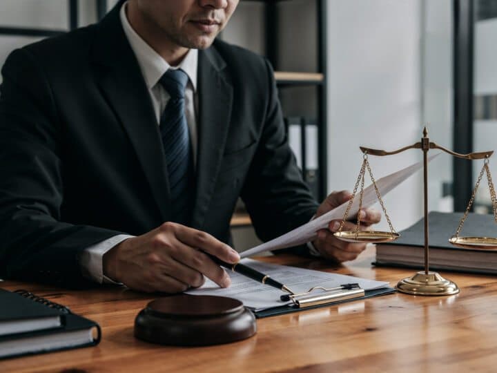 Por que deve-se ter um advogado para analisar um documento judicial?