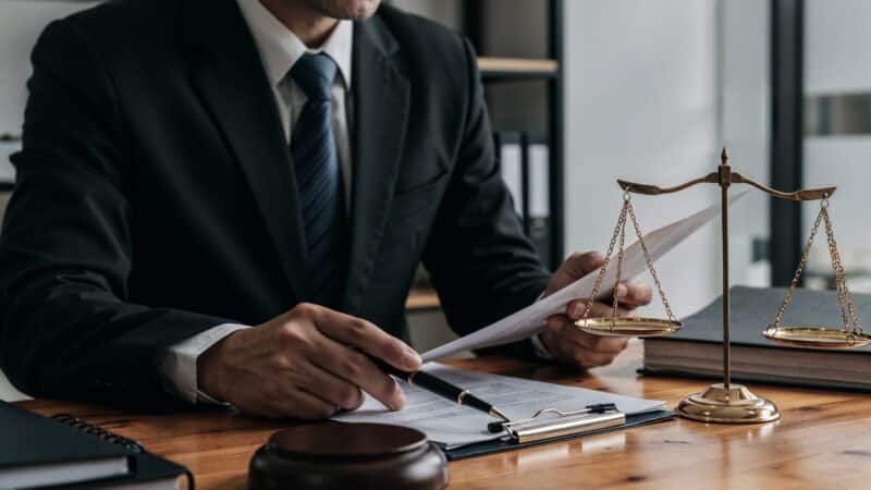 Por que deve-se ter um advogado para analisar um documento judicial?