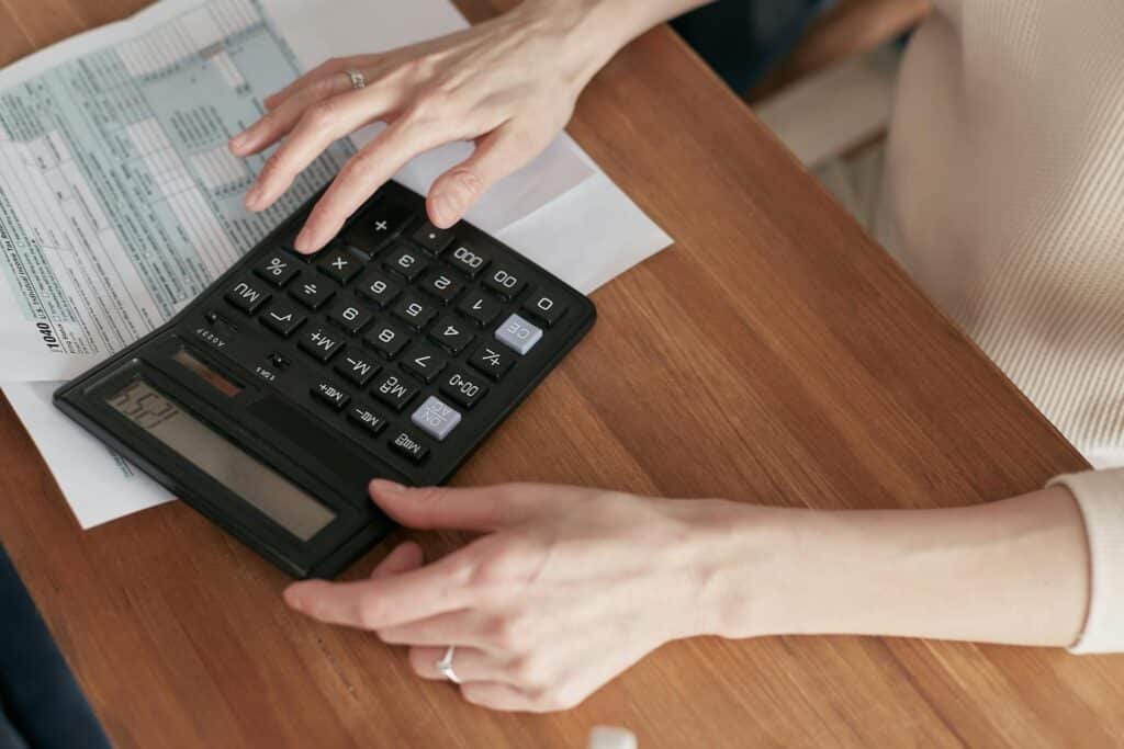 Quando a grana aperta: alternativas reais para quem está com o nome negativado