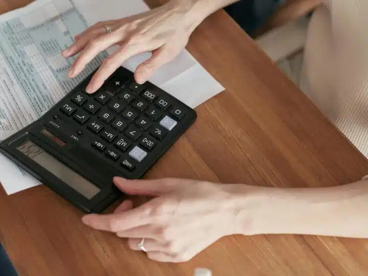 Quando a grana aperta: alternativas reais para quem está com o nome negativado