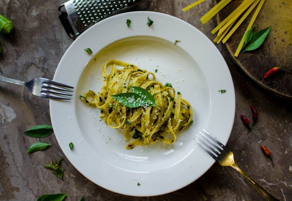 Macarrão ao pesto fácil e irresistível com poucos ingredientes: pronto em 15 minutos