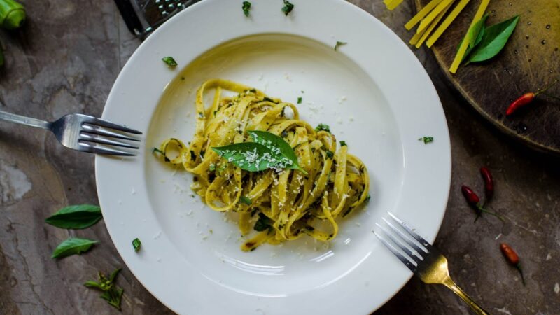 Macarrão ao pesto fácil e irresistível com poucos ingredientes: pronto em 15 minutos