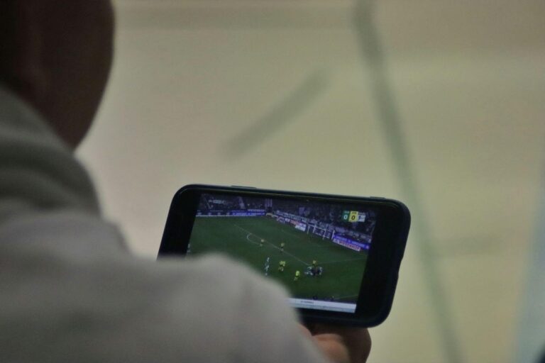 Seu setup perfeito para futebol ao vivo no celular: dados, bateria e qualidade de imagem sem travar