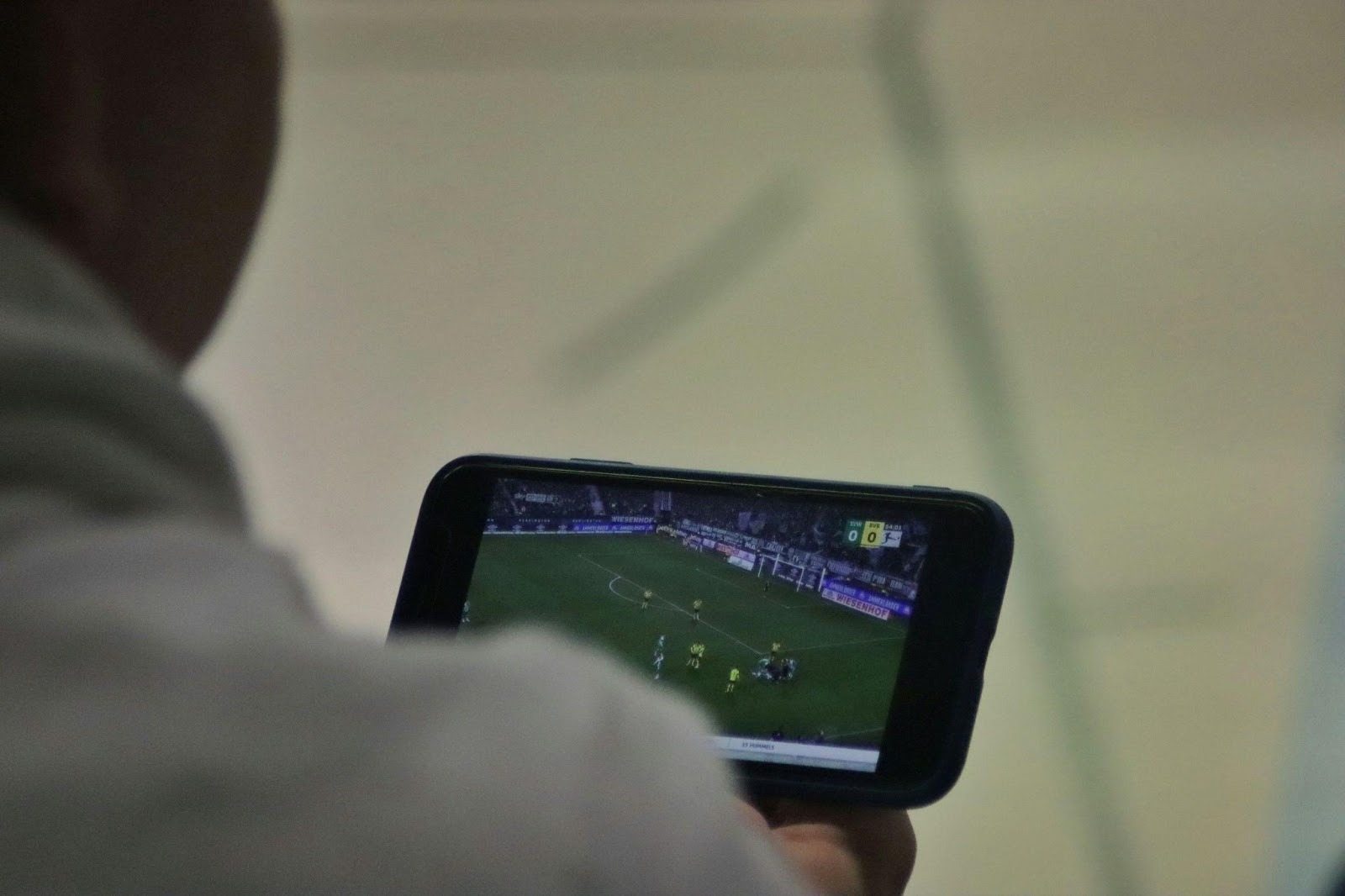 Seu setup perfeito para futebol ao vivo no celular: dados, bateria e qualidade de imagem sem travar