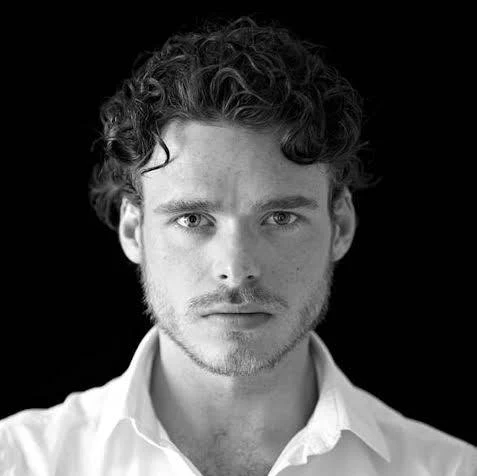 Quem é o namorado de Richard Madden? Veja tudo sobre a vida amorosa do ator